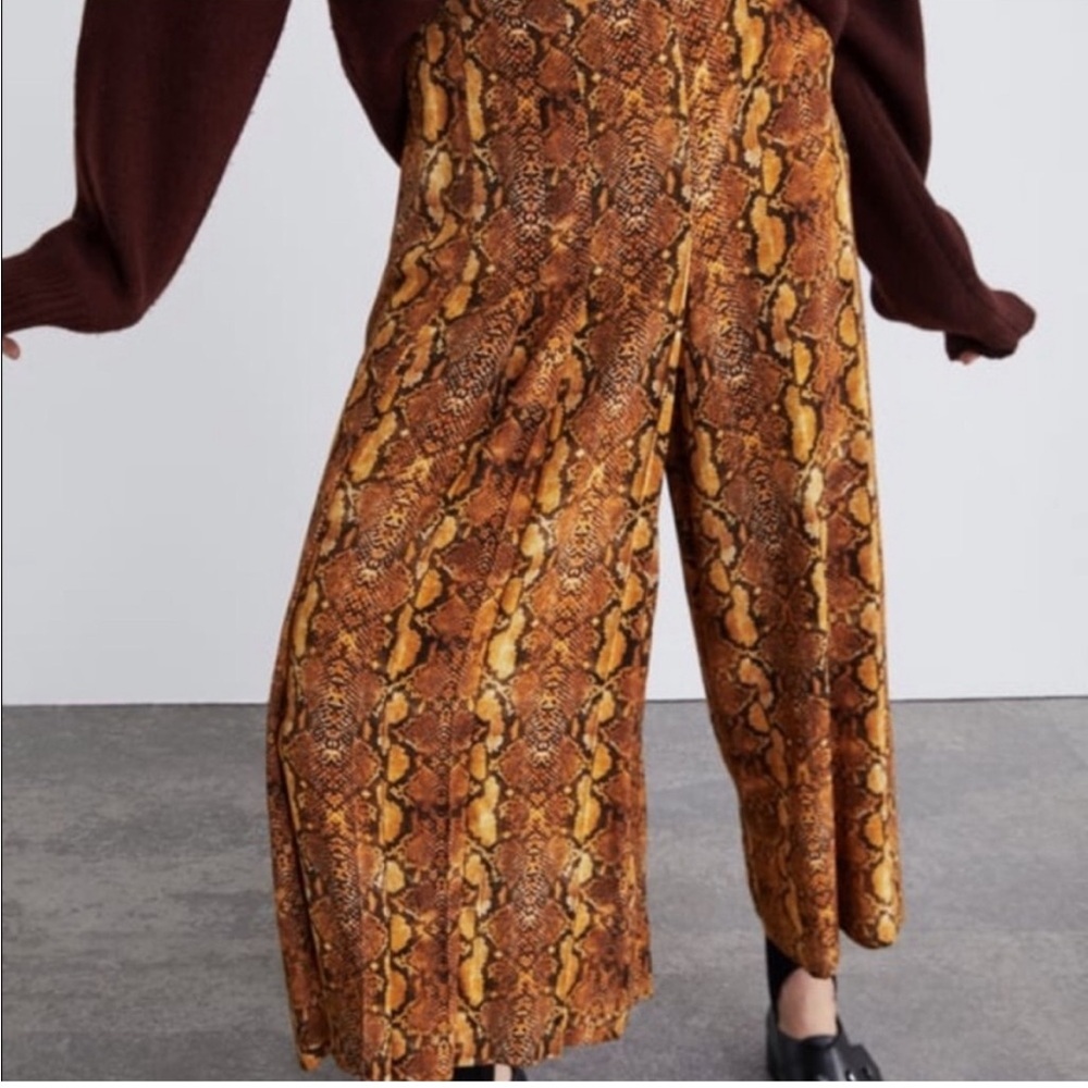 Zara snake print sarong culottes pants size XS
Used